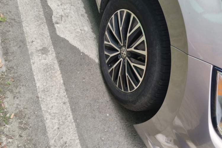 Used Volkswagen Sagitar 2021 280TSI DSG Comfort Connect Edition Right Front Wheel Hub