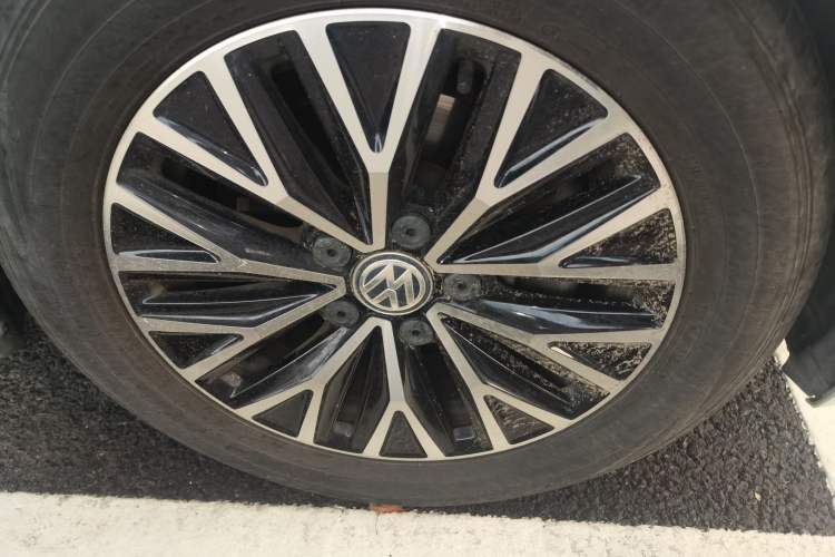 Used Volkswagen Sagitar 2021 280TSI DSG Comfort Connect Edition Right Front Wheel Hub