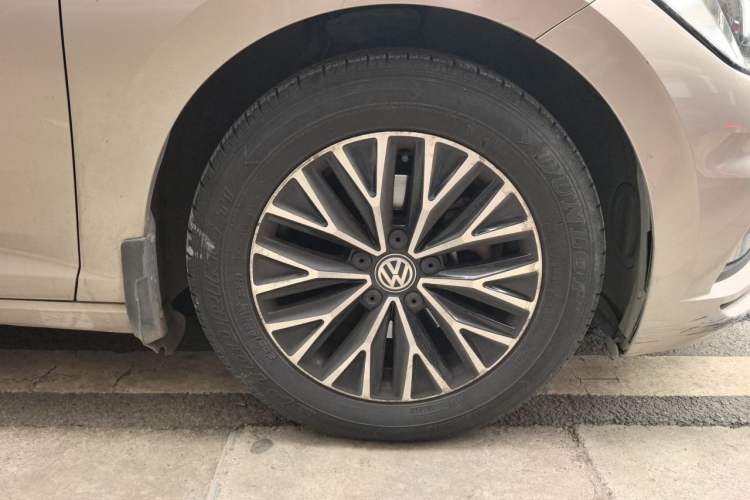 Used Volkswagen Sagitar 2021 280TSI DSG Comfort Connect Edition Right Front Wheel Hub