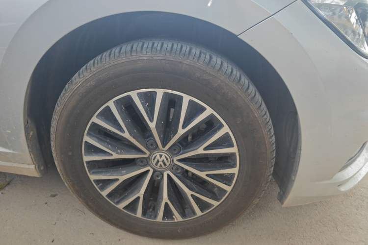 Used Volkswagen Sagitar 2021 280TSI DSG Comfort Connect Edition Right Front Wheel Hub