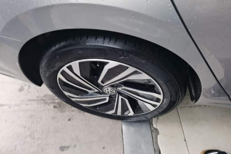 Used Volkswagen Sagitar 2021 280TSI DSG Excellence Edition Right Rear Wheel Hub