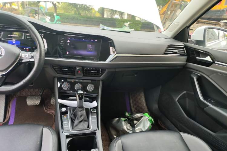 Used Volkswagen Sagitar 2021 280TSI DSG Comfort Connect Edition Audio And AC Panel