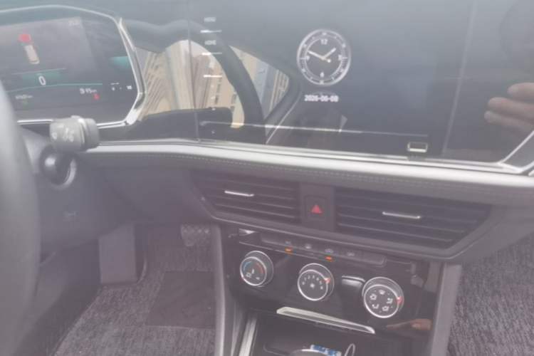 Used Volkswagen Sagitar 2021 280TSI DSG Excellence Edition Audio And AC Panel