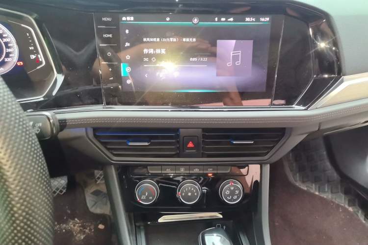 Used Volkswagen Sagitar 2021 280TSI DSG Comfort Connect Edition Audio And AC Panel