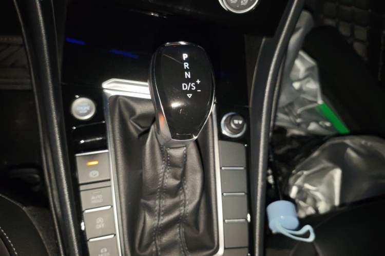 Used Volkswagen Sagitar 2021 280TSI DSG Excellence Edition Gear Lever