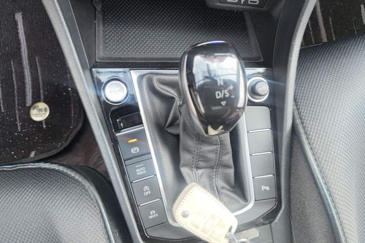 Used Volkswagen Sagitar 2021 280TSI DSG Luxury Smart Connectivity Edition Gear Lever
