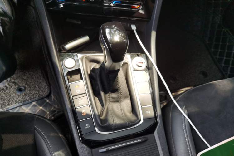 Used Volkswagen Sagitar 2021 280TSI DSG Luxury Smart Connectivity Edition Gear Lever