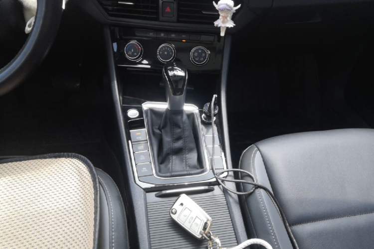 Used Volkswagen Sagitar 2021 280TSI DSG Excellence Edition Gear Lever