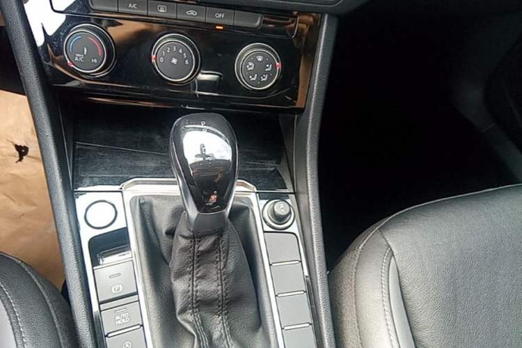 Used Volkswagen Sagitar 2021 280TSI DSG Comfort Connect Edition Gear Lever