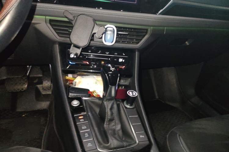 Used Volkswagen Sagitar 2021 280TSI DSG Luxury Smart Connectivity Edition Gear Lever