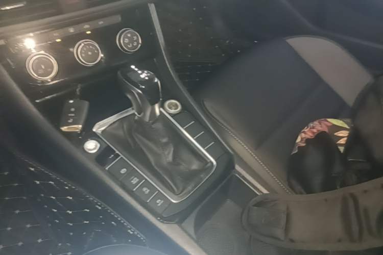 Used Volkswagen Sagitar 2021 200TSI DSG Comfort Connect Edition Gear Lever