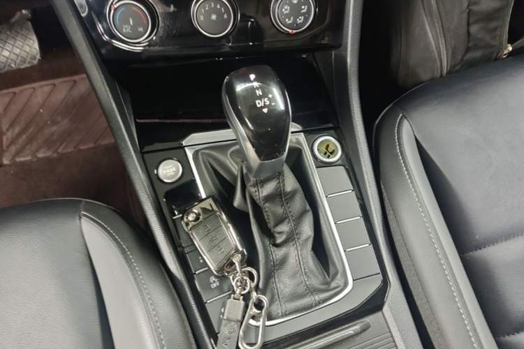 Used Volkswagen Sagitar 2021 280TSI DSG Excellence Edition Gear Lever