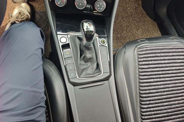 Used Volkswagen Sagitar 2021 280TSI DSG Excellence Edition Gear Lever
