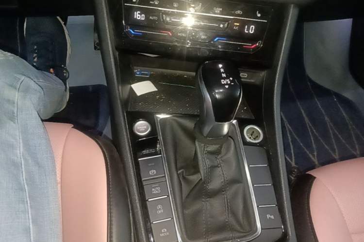 Used Volkswagen Sagitar 2021 280TSI DSG Luxury Smart Connectivity Edition Gear Lever