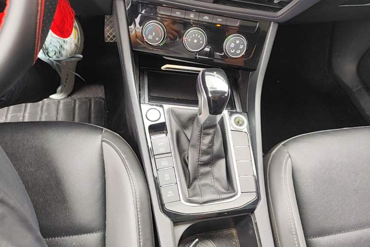 Used Volkswagen Sagitar 2021 280TSI DSG Comfort Connect Edition Gear Lever