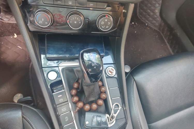 Used Volkswagen Sagitar 2021 280TSI DSG Excellence Edition Gear Lever
