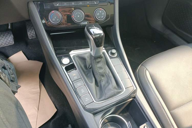 Used Volkswagen Sagitar 2021 280TSI DSG Excellence Edition Gear Lever