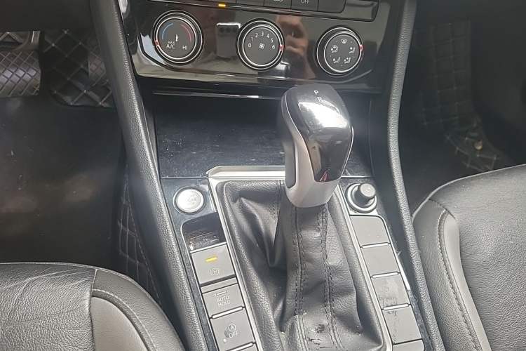 Used Volkswagen Sagitar 2021 280TSI DSG Comfort Connect Edition Gear Lever