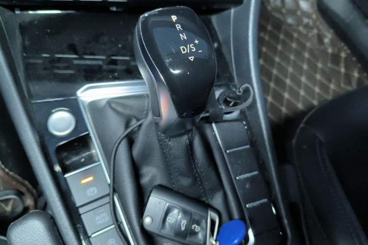 Used Volkswagen Sagitar 2021 280TSI DSG Comfort Connect Edition Gear Lever