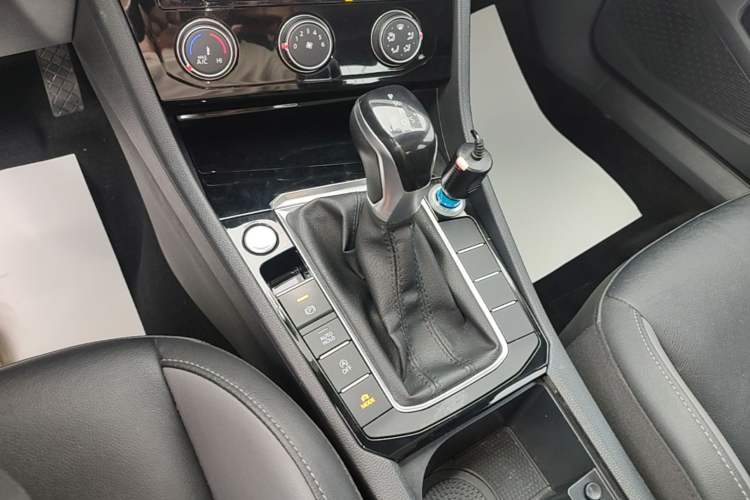 Used Volkswagen Sagitar 2021 280TSI DSG Comfort Connect Edition Gear Lever