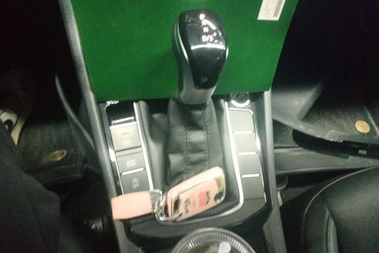 Used Volkswagen Sagitar 2021 280TSI DSG Excellence Edition Gear Lever