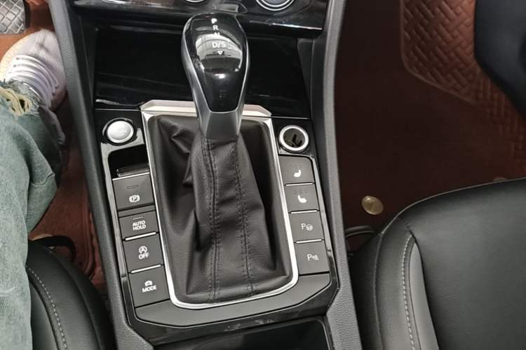 Used Volkswagen Sagitar 2021 280TSI DSG Comfort Connect Edition Gear Lever