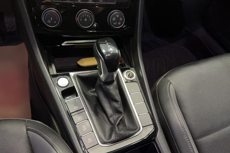 Used Volkswagen Sagitar 2021 280TSI DSG Comfort Connect Edition Gear Lever