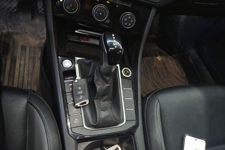 Used Volkswagen Sagitar 2021 280TSI DSG Excellence Edition Gear Lever