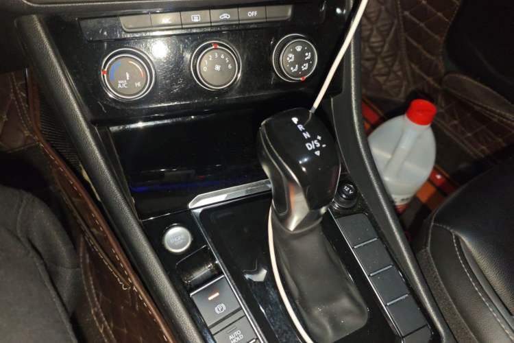 Used Volkswagen Sagitar 2021 280TSI DSG Excellence Edition Gear Lever