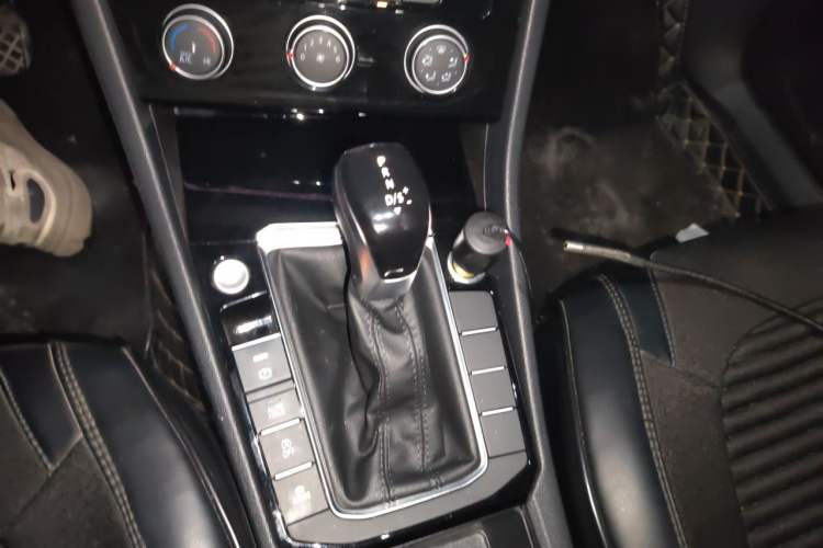 Used Volkswagen Sagitar 2021 280TSI DSG Excellence Edition Gear Lever