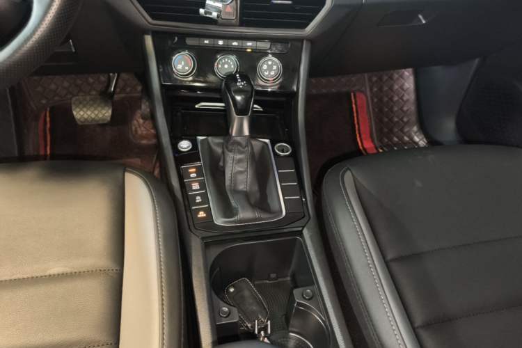 Used Volkswagen Sagitar 2021 200TSI DSG Comfort Connect Edition Gear Lever
