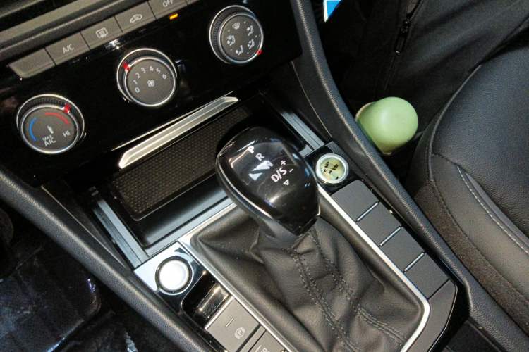 Used Volkswagen Sagitar 2021 280TSI DSG Comfort Connect Edition Gear Lever