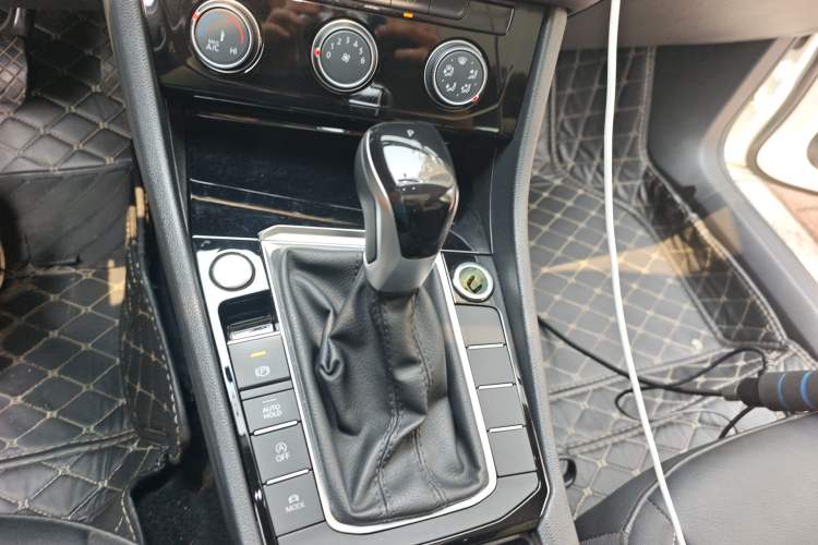 Used Volkswagen Sagitar 2021 280TSI DSG Comfort Connect Edition Gear Lever