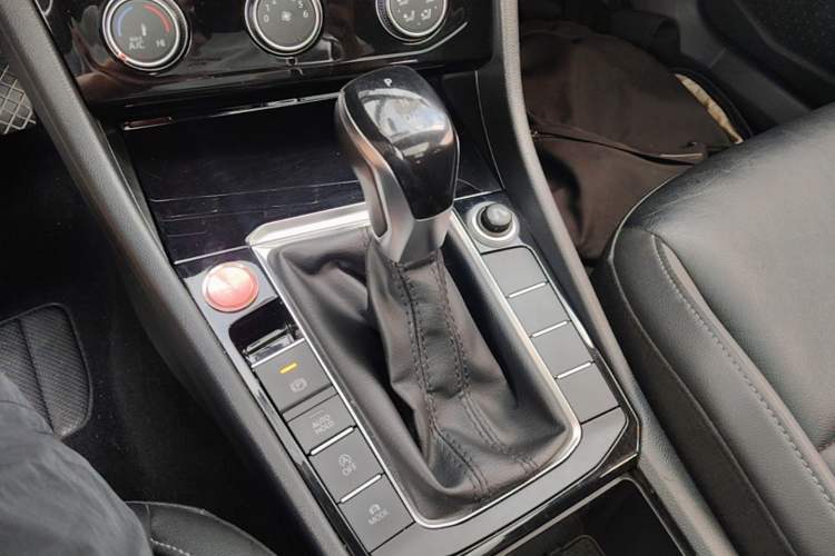 Used Volkswagen Sagitar 2021 280TSI DSG Comfort Connect Edition Gear Lever