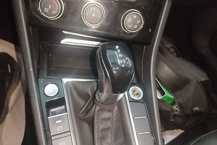 Used Volkswagen Sagitar 2021 280TSI DSG Excellence Edition Gear Lever