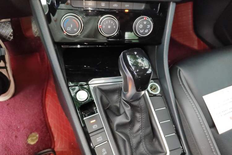 Used Volkswagen Sagitar 2021 280TSI DSG Excellence Edition Gear Lever