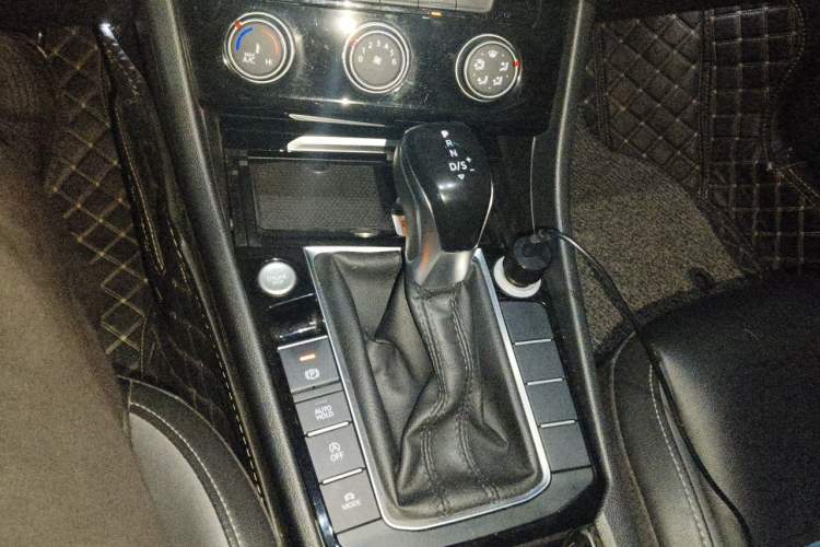 Used Volkswagen Sagitar 2021 280TSI DSG Comfort Connect Edition Gear Lever