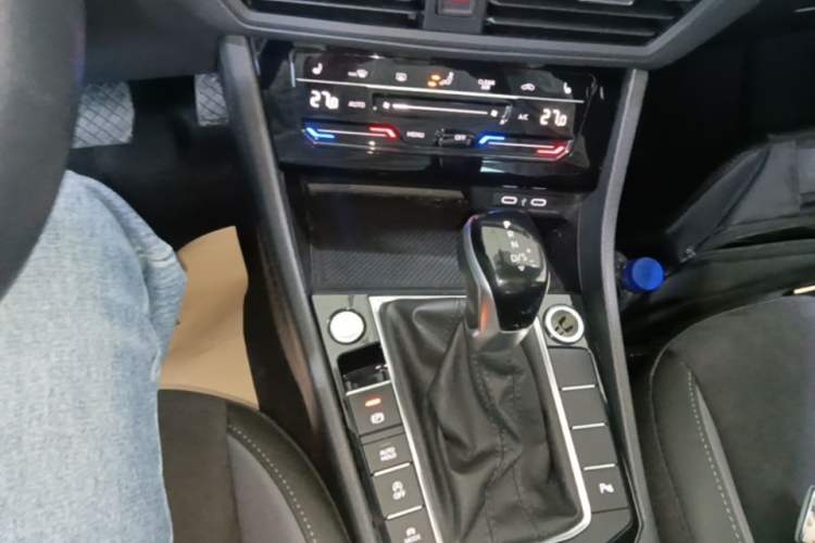 Used Volkswagen Sagitar 2021 280TSI DSG Excellence Edition Gear Lever