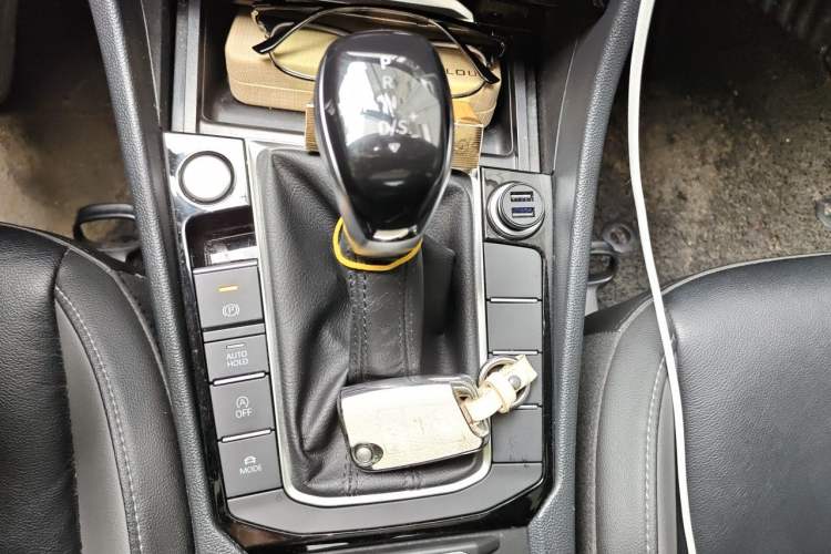 Used Volkswagen Sagitar 2021 280TSI DSG Excellence Edition Gear Lever