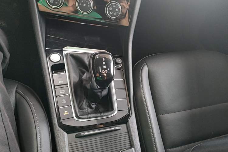 Used Volkswagen Sagitar 2021 280TSI DSG Excellence Edition Gear Lever