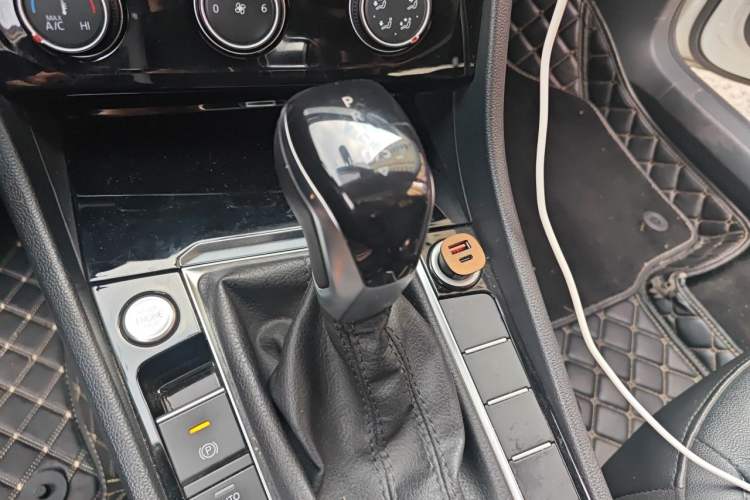 Used Volkswagen Sagitar 2021 280TSI DSG Comfort Connect Edition Gear Lever
