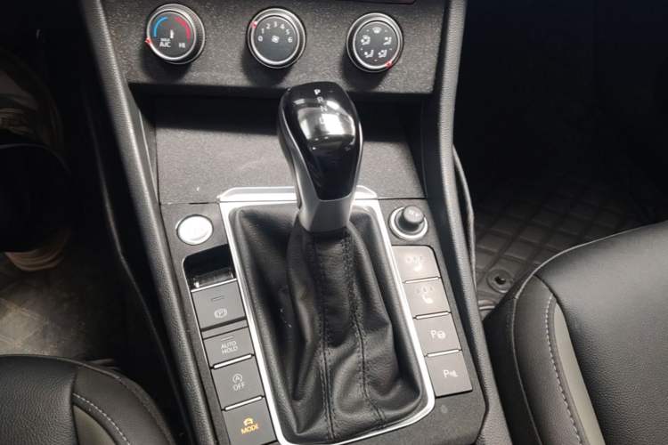 Used Volkswagen Sagitar 2021 280TSI DSG Excellence Edition Gear Lever