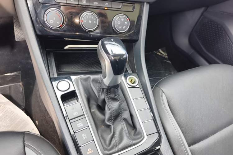 Used Volkswagen Sagitar 2021 280TSI DSG Comfort Connect Edition Gear Lever