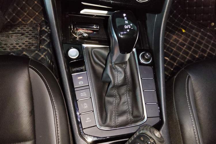 Used Volkswagen Sagitar 2021 280TSI DSG Excellence Edition Gear Lever