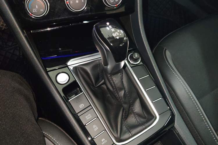 Used Volkswagen Sagitar 2021 280TSI DSG Excellence Edition Gear Lever
