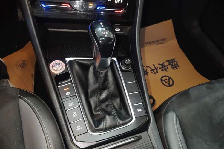 Used Volkswagen Sagitar 2021 280TSI DSG Luxury Smart Connectivity Edition Gear Lever