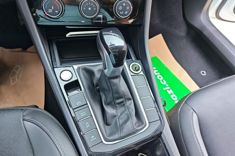 Used Volkswagen Sagitar 2021 280TSI DSG Excellence Edition Gear Lever