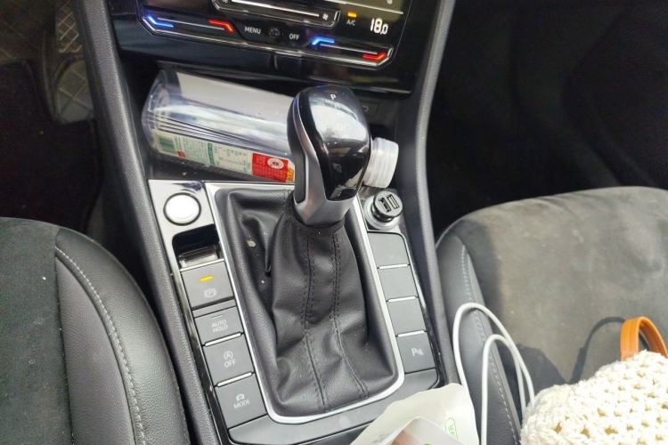 Used Volkswagen Sagitar 2021 280TSI DSG Luxury Smart Connectivity Edition Gear Lever