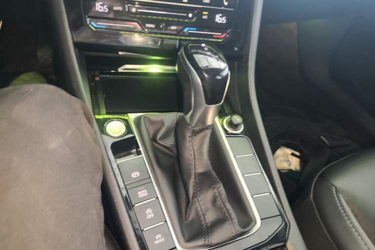 Used Volkswagen Sagitar 2021 280TSI DSG Excellence Edition Gear Lever