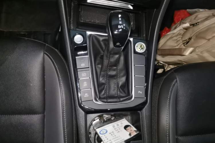 Used Volkswagen Sagitar 2021 280TSI DSG Excellence Edition Gear Lever